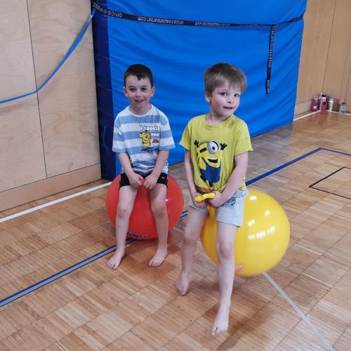 Springen mit Hüpfbällen