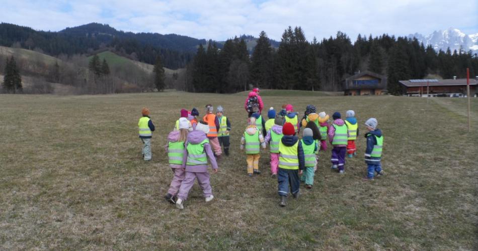 Kinder spazieren am Feld